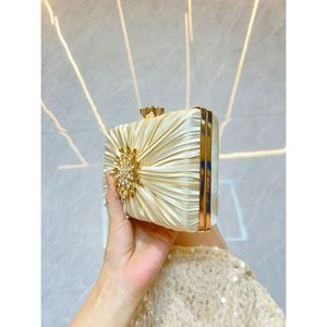 Pochette con anello con teschio - Product Image 2