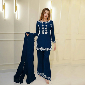 Conjunto de Salwar Kameez de Seda Bordado Étnico para Mujer, Diseño Floral, Kurta, Pantalón y Dupatta, Estilo Modesto para Uso Diario o Bodas - Product Image 1