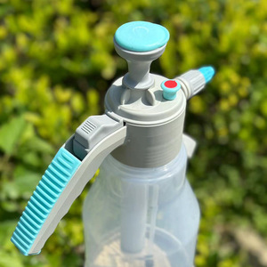 Pulverizador de Bomba de 2 Litros Transparente, Pulverizador Manual para Riego de Jardín y Plantas con Vaso Medidor - Product Image 3