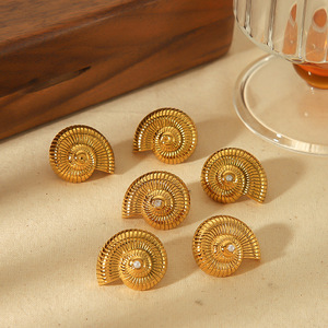 ต่างหูแบบติดหู ทรงเปลือกหอย ชุบทอง 18k สแตนเลสสตีล เครื่องประดับผู้หญิง ดีไซน์เรขาคณิต เครื่องประดับแฟชั่น - Product Image 1