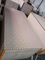 Fabrication en Chine Meilleur Prix 1220*2440mm 2mm Papier Mélamine Superposition Polyester Contreplaqué pour la Décoration de Mur et Plafond de Maison