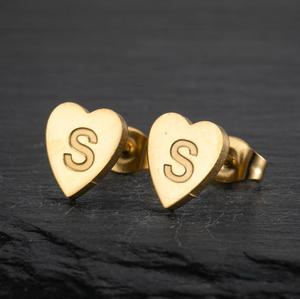 Pendientes geométricos simples en forma de corazón chapados en cobre para mujer, estilo vintage, 26 letras en inglés, venta al por mayor - Product Image 2