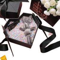 Kotak Hadiah Kertas Kraft Berbentuk Hati Warna Merah Muda yang Dapat Disesuaikan, Terbuat dari Bahan Daur Ulang PPWR, Berorientasi Embossed, untuk Hadiah Valentine, Ulang Tahun, dan Pesta.