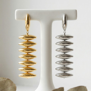 Boucles d'oreilles pendantes linéaires tendance en acier inoxydable plaqué or PVD, résistantes au ternissement et à l'eau, avec perles métalliques, bijoux minimalistes, vente en gros - Product Image 3