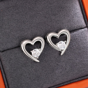 Orecchini a forma di cuore cavo per donna, semplici ed eleganti, piccoli gioielli per l'orecchio, accessori da indossare ogni giorno - Product Image 1