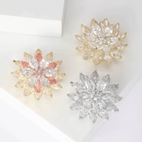 100 designs de bijoux fins à la mode en cuivre plaqué or véritable avec zircon, libellules, papillons, fleurs, oiseaux, broches pour hommes et femmes