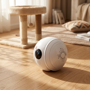 Jouet caméra pour chat intelligent sans fil avec télécommande par application, en caoutchouc et silicone écologiques, adorable caméra pour chat 1080P FHD, balle roulante pour chaton - Product Image 1