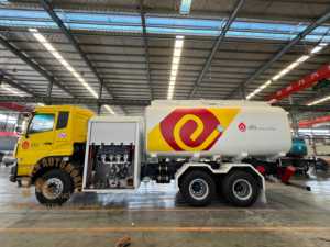 Camion de ravitaillement aérien Dongfeng 6X4 20000L 20m3 LHD/RHD pour le ravitaillement des passagers à l'aéroport - Product Image 3