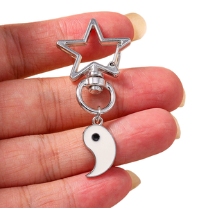 Popolari portachiavi cinesi in stile gossip di Wenys, con simboli Yin-Yang di tendenza nazionale, ideali per coppie. - Product Image 2