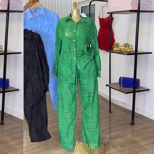 Nueva Colección Verano 2025: Conjunto Floral Dulce de Dos Piezas para Mujer con Botones - Camisa Fresca de Manga Larga con Solapa y Bolsillo de Parche, y Pantalón de Cintura Alta - Product Image 4