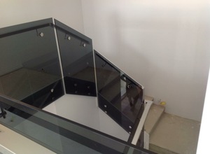 دعامة حائطية حديثة من الفولاذ المقاوم للصدأ لدرابزين الشرفة والسلالم الخشبية - Product Image 6