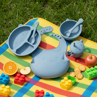 Ensemble d'ustensiles alimentaires en silicone souple pour bébé Boîte à lunch transfrontalière Bavoir et tasse d'eau Ensemble d'alimentation avec cuillère d'apprentissage pour manger le dîner