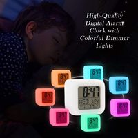 Réveil électronique pour enfants avec veilleuse 7 couleurs, affichage numérique, fonction snooze - Alimenté par piles, décoration de chambre