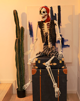 Squelette de pirate d'Halloween de 165 cm, articulations mobiles, décoration humanoïde en plastique pour cour, pelouse, jardin et maison hantée