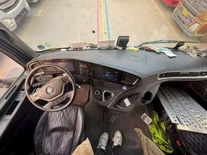 Nuevo Camión Tractor FOTON Galaxy 6x4 de 100 Toneladas, 10 Ruedas, 4x2, 6x4, con Retardador Hidráulico Automático y Airbag, Motor Cummins de 560hp, Económico - Product Image 5