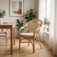 Fauteuil moderne Patani en rotin avec structure en bois, confortable et chaleureux, meuble de salon artisanal, durable et de haute qualité