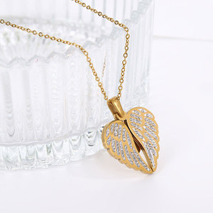 สร้อยคอปีกนางฟ้าแบบเรียบหรู ชุบทอง 14k 18k PVD บนสแตนเลสสตีล 316L สำหรับผู้หญิง พร้อมสลักชื่อได้ - Product Image 3