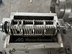 Moteur <span class=keywords><strong>de</strong></span> pulvérisateur électrique <span class=keywords><strong>automatique</strong></span> avec roulement et engrenage en acier inoxydable haute sécurité pour le traitement <span class=keywords><strong>de</strong></span> la pulpe <span class=keywords><strong>de</strong></span> noix <span class=keywords><strong>de</strong></span> coco et <span class=keywords><strong>de</strong></span> la noix <span class=keywords><strong>de</strong></span> coco râpée - Product Image 3