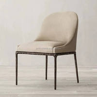 Chaise de salle à manger contemporaine de luxe moderne avec structure en métal martelé, dossier incurvé et revêtement rembourré, pour cuisine, restaurant, hôtel