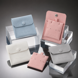 Ensemble de pochettes à bijoux en velours de luxe avec logo personnalisé et coussin pour l'emballage des bagues, des boucles d'oreilles et des colliers, et pour la présentation en boutique. - Product Image 1
