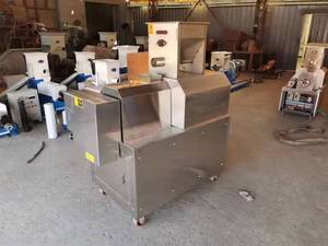 Con extrusora de motor que utiliza granos enteros Bola de maíz extruido duro máquina hojaldre Harina de aperitivos - Product Image 5