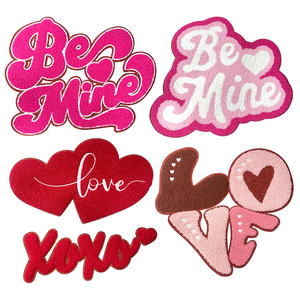 Bestseller zum Valentinstag: Chenille-Aufbügelpatches mit Goldglitter-Pailletten, Bestickte 'Be Mine' XOXO Love Valentine Logo Deko-Patches - Product Image 1