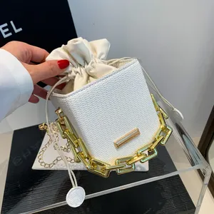Bolso de mano de PU con cremallera y cadena para mujer, estilo <span class=keywords><strong>2026</strong></span>, de moda, bandolera pequeña cuadrada, compatible con grandes lotes mixtos al por mayor. - Product Image 3