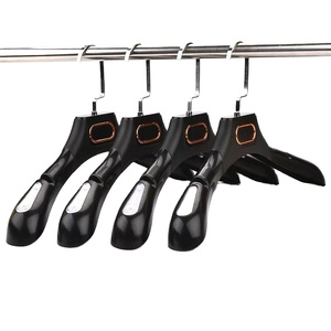 Cintres à vêtements noirs de luxe personnalisés à bas prix, <span class=keywords><strong>cintre</strong></span> pour sac de costume blanc, <span class=keywords><strong>cintre</strong></span> pour chemise, <span class=keywords><strong>cintre</strong></span> <span class=keywords><strong>en</strong></span> plastique antidérapant pour costume avec logo - Product Image 4