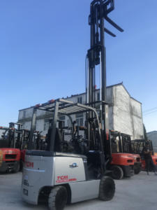 Vente de chariots élévateurs diesel électriques TCM mini 3 tonnes d'occasion, fabriqués au Japon, pour entrepôts et usines - Product Image 3