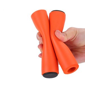 Poignées de guidon de vélo bleu <span class=keywords><strong>mousse</strong></span> souple Silicone éponge poignées de guidon ensemble de couverture de guidon équipement d'équitation poignées de vélo - Product Image 4