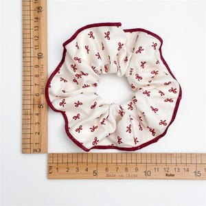 Grand Chouchou Élastique <span class=keywords><strong>Rouge</strong></span> à Pois Mignon et Doux en Tissu pour Queue de Cheval, avec Boucle et Design de Corde à Boule - Product Image 4