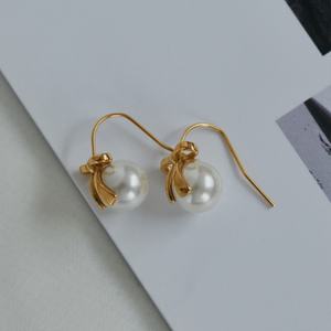 Boucles d'oreilles tendance en acier inoxydable plaqué or 18 carats PVD avec perles, design mode 2024, haute qualité, vente en gros - Product Image 4