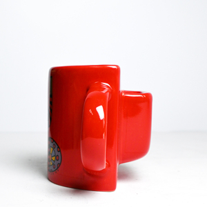 Cốc gốm màu đỏ rực rỡ với thiết kế bán tròn độc đáo và túi bên tiện lợi, lý tưởng cho những người yêu thích cà phê và trà - Product Image 5