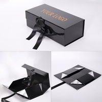 Boîte cadeau magnétique noire avec logo personnalisé avec gaufrage Boîte en papier haut de gamme pliable avec ruban pour chaussures vêtements chaussettes