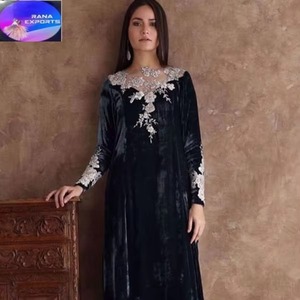 Robe de soirée ethnique traditionnelle pour femmes de qualité export, en velours noir, longue, élégante, avec broderie florale argentée - Product Image 2