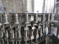 Ligne de production professionnelle de machines de remplissage d'eau numérique 2000 bph avec moteur de pompe pour bouteilles en plastique de boissons – Haute productivité
