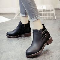 Bottes en cuir montantes confortables pour femmes, style britannique, avec boucle de ceinture et bout rond épais, nouvelle collection 2026