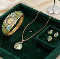 Ensemble de bijoux vintage : Montre-bracelet ovale en émail floral, Collier pendentif goutte d'eau, Boucles d'oreilles, Charme, Bague ouverte ajustable pour banquet