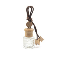 Diffuseur de parfum de voiture suspendu de luxe à texture diamantée 8 ml, flacon diffuseur d'arôme automobile en verre avec couvercle en bois
