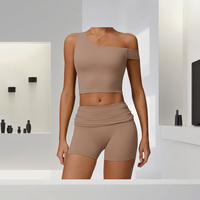 Ensemble de yoga 2 pièces respirant et uni pour femme, avec short court à taille élastique et logo frontal, idéal pour le sport