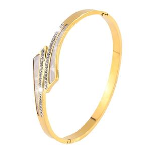 سوار نسائي فاخر جديد من الفولاذ التيتانيوم بتصميم أوروبي أمريكي مرصع بالألماس ومطلي بالذهب الرملي قابل للفتح - Product Image 1