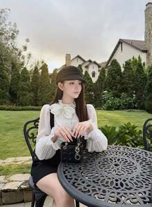 Conjunto de Dos Piezas Estilo Preppy para Mujer al por Mayor: Blusa de Gasa con Lazo y Minivestido Negro Tipo Pinafore con Cuello Alto, Estilo Vintage Personalizado para Oficina - Product Image 3