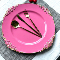 Assiettes de présentation en plastique de décoration de table en relief rouge rond élégant baroque de luxe pour la fête de mariage