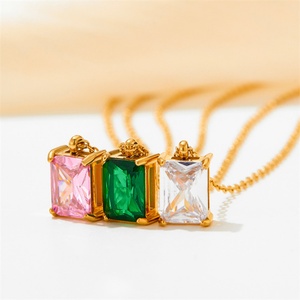 Collier pendentif rectangulaire en zircon coloré en acier inoxydable doré avec cristaux pour femme - Bijoux délicats - Product Image 3
