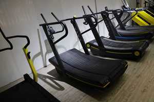 Caminadora Curva Sin Motor QS-Fitness para Gimnasio en Casa con Pantalla LED, Modos Multideportivos, Monitoreo de Frecuencia Cardíaca - Product Image 3