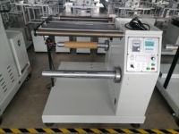 Machine de laminage automatique de précision à guidage de ruban efficace avec table de découpe à alignement automatique des bords pour le traitement des matériaux d'emballage