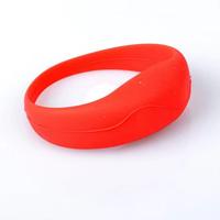 Bracelet LED personnalisé, écologique, vibrant, lumineux, télécommandé, à commande vocale, pour la décoration sur le thème de la romance