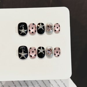 Vente en gros de faux ongles pour femmes, noirs et roses, ovales, avec paillettes, étoiles 3D, strass, motif cœur, pour un style Y2K grunge chic - Product Image 3