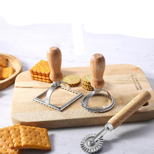 Moule à biscuits de haute qualité, <span class=keywords><strong>emporte</strong></span>-pièce à raviolis avec rouleau, poignée en bois et bord cannelé pour la maison et la cuisine - Product Image 2