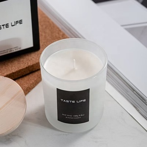 Velas Aromáticas Modernas de Cera de Soja Feitas à Mão LunaLith em Forma Redonda com Tampa de Madeira para o Dia dos Namorados - Product Image 4
